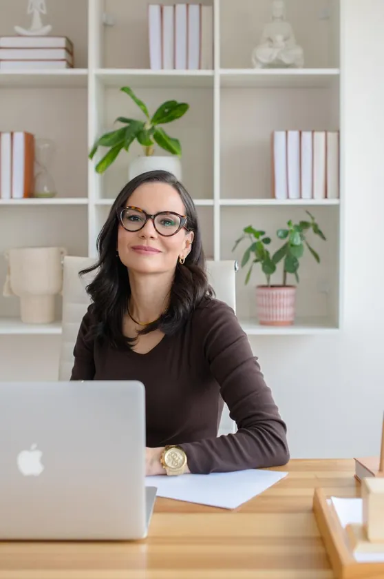 Dra. Ariana Rocha, nutricionista, durante atendimento online
